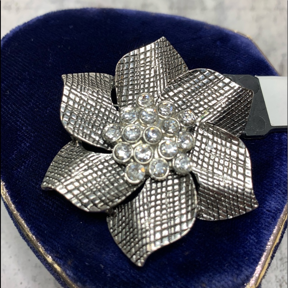 New Premier Designs Zinnia Silvertone Rhinestone Flower Brooch.